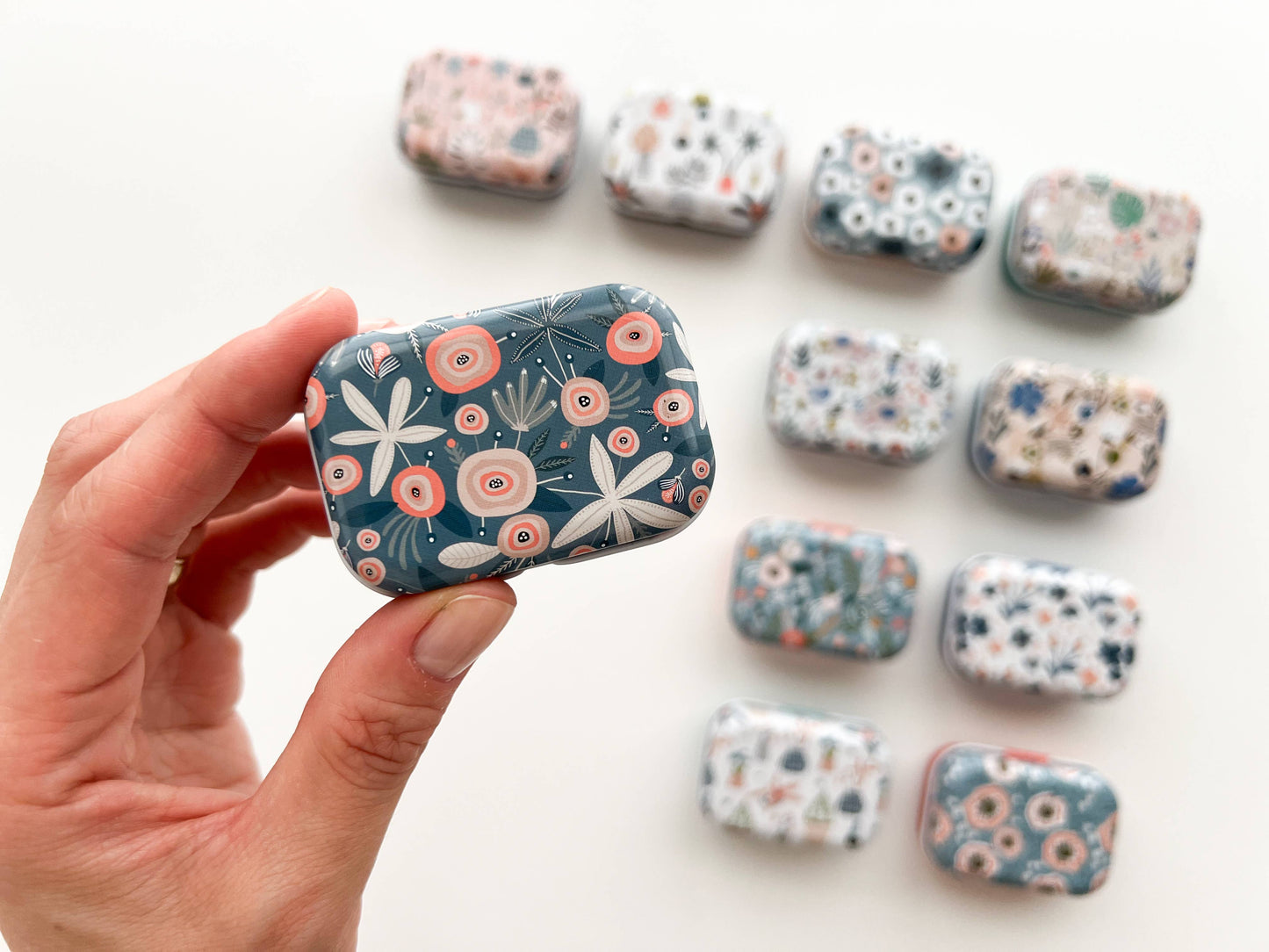 Magnetic stitch marker tin