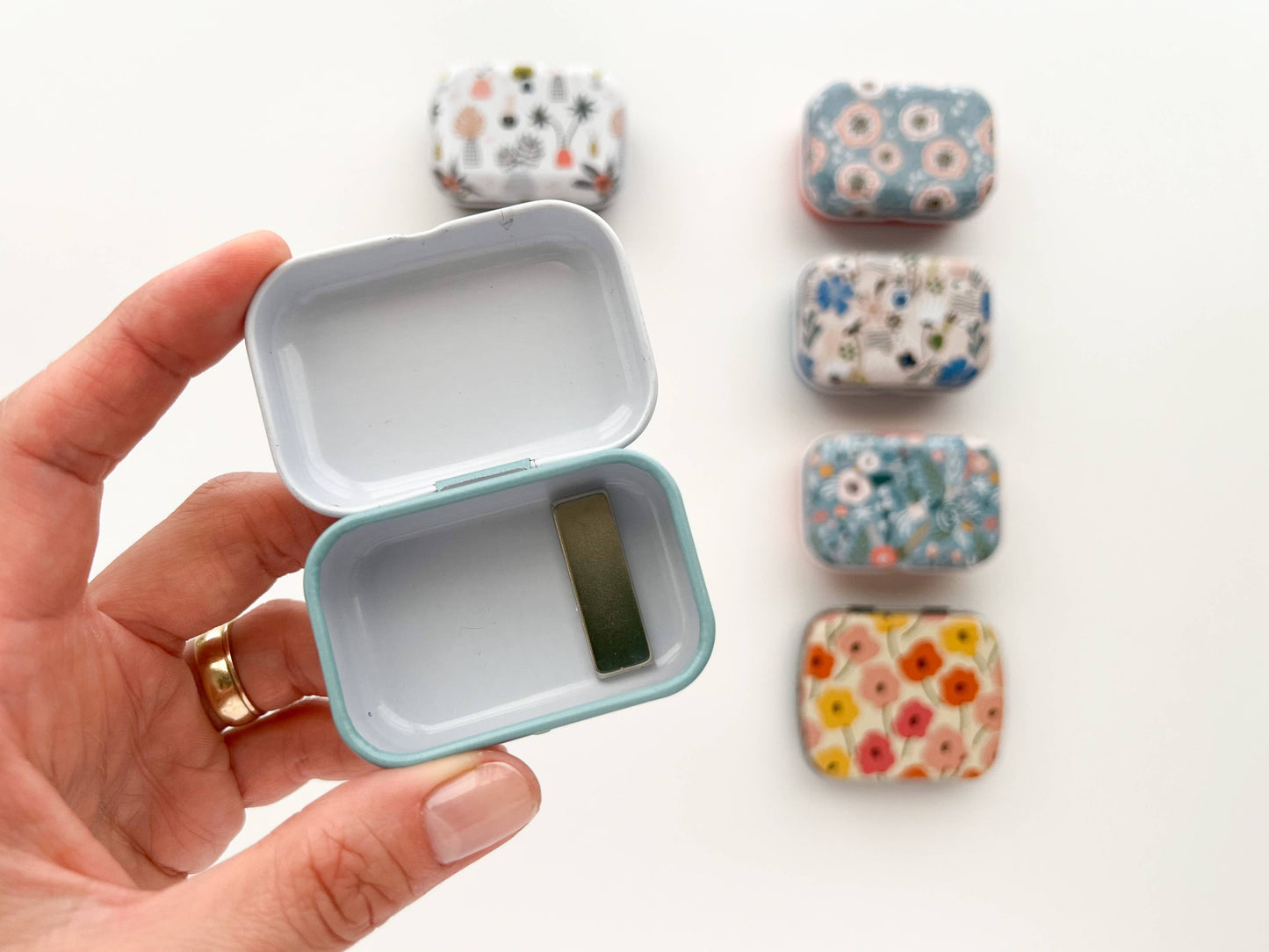 Magnetic stitch marker tin