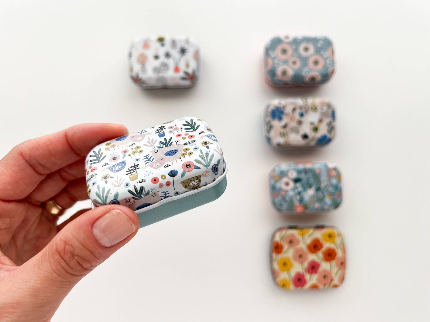 Magnetic stitch marker tin