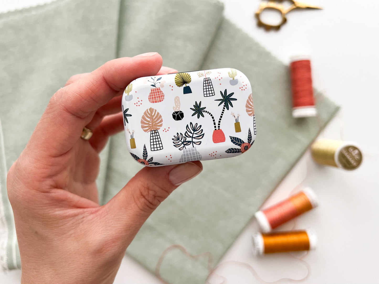 Magnetic stitch marker tin